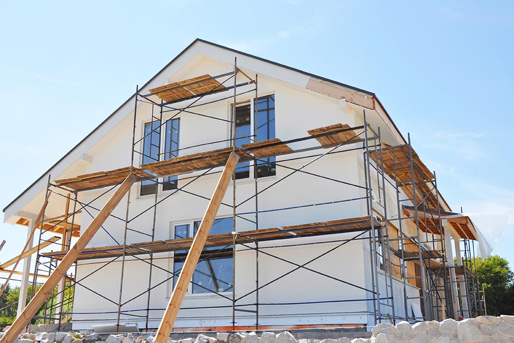 Dächer vom Dachdecker mit roten Dachziegeln. Pfannen auf Stadt